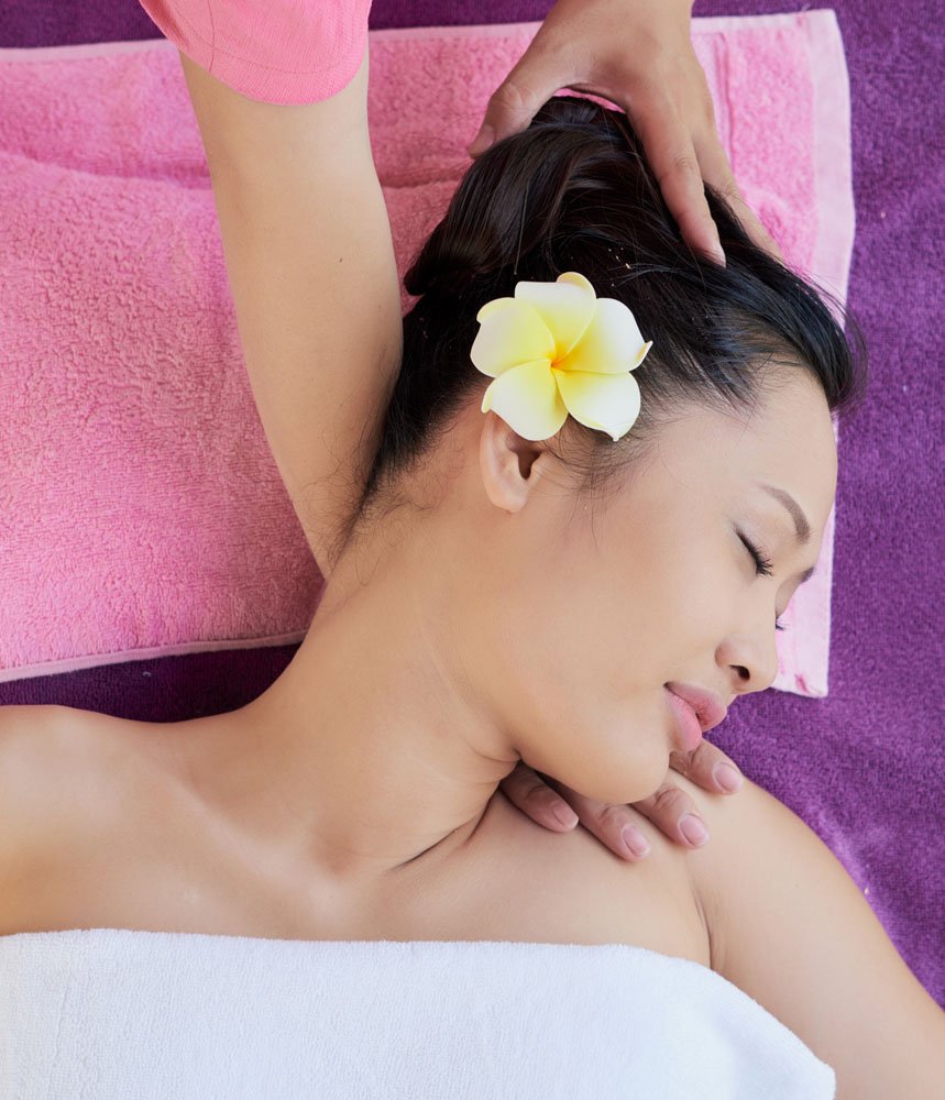 Masaje capilar de head spa en cabina, cuidado del cabello y de la piel